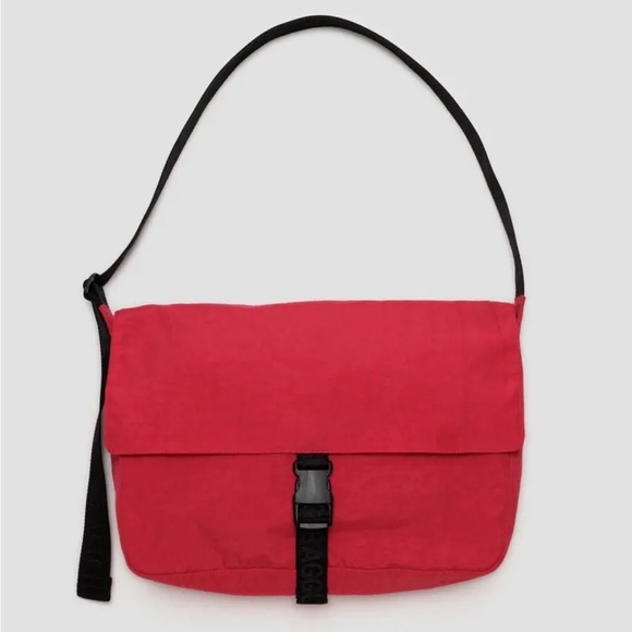 BAGGU Handbags - NWT BAGGU Nylon Messenger Bag